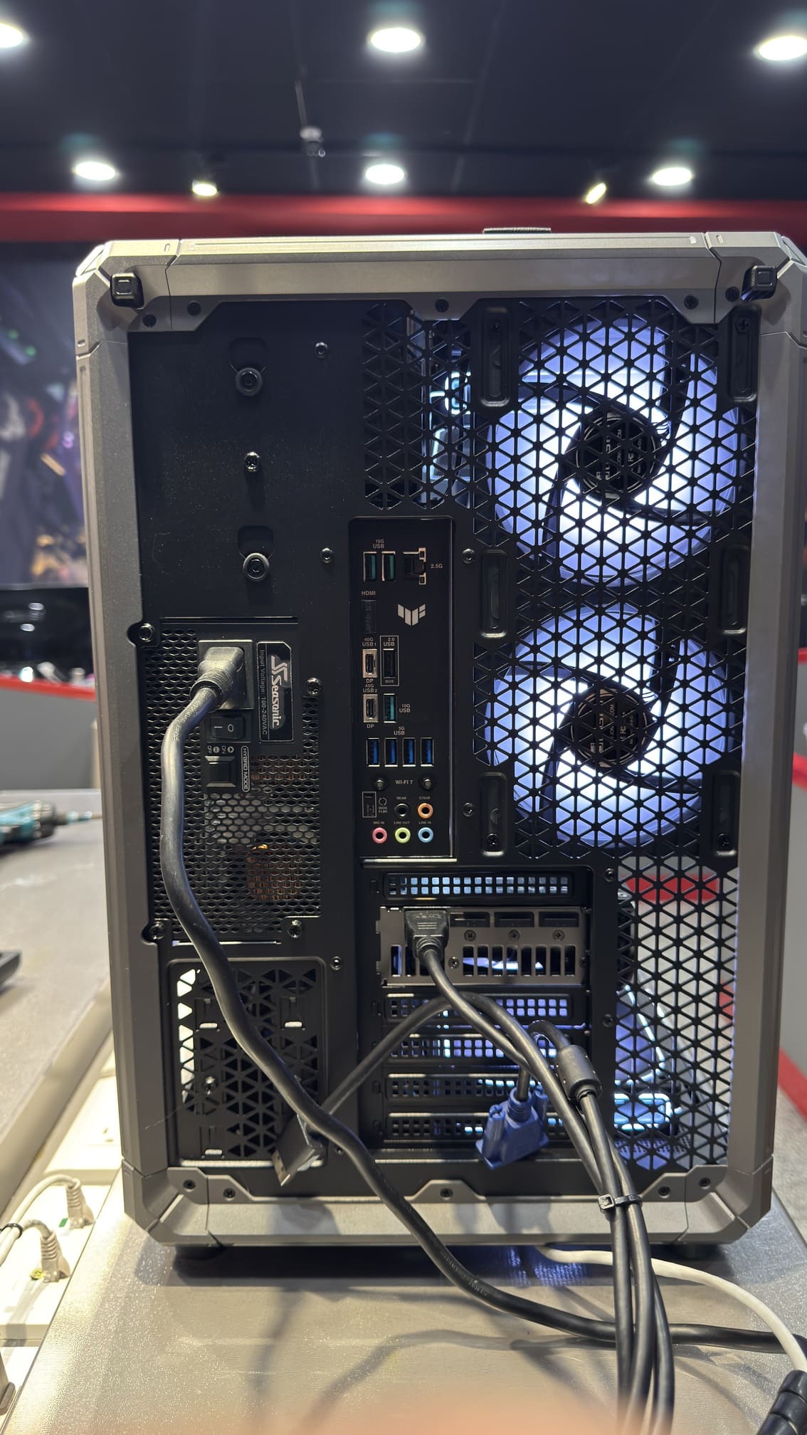 電腦機殼背面整線 ASUS TUF 主機板 I/O 與電源線收納