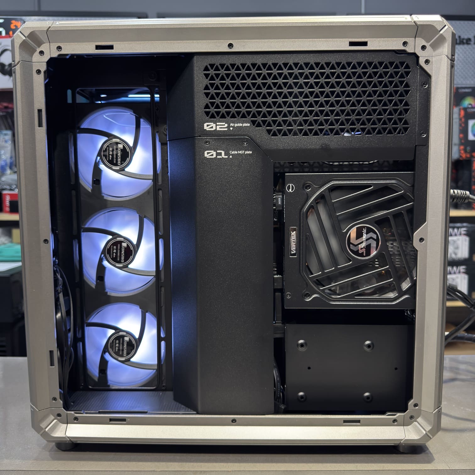 機殼背面理線，海韻 1200W 電源供應器，背插設計