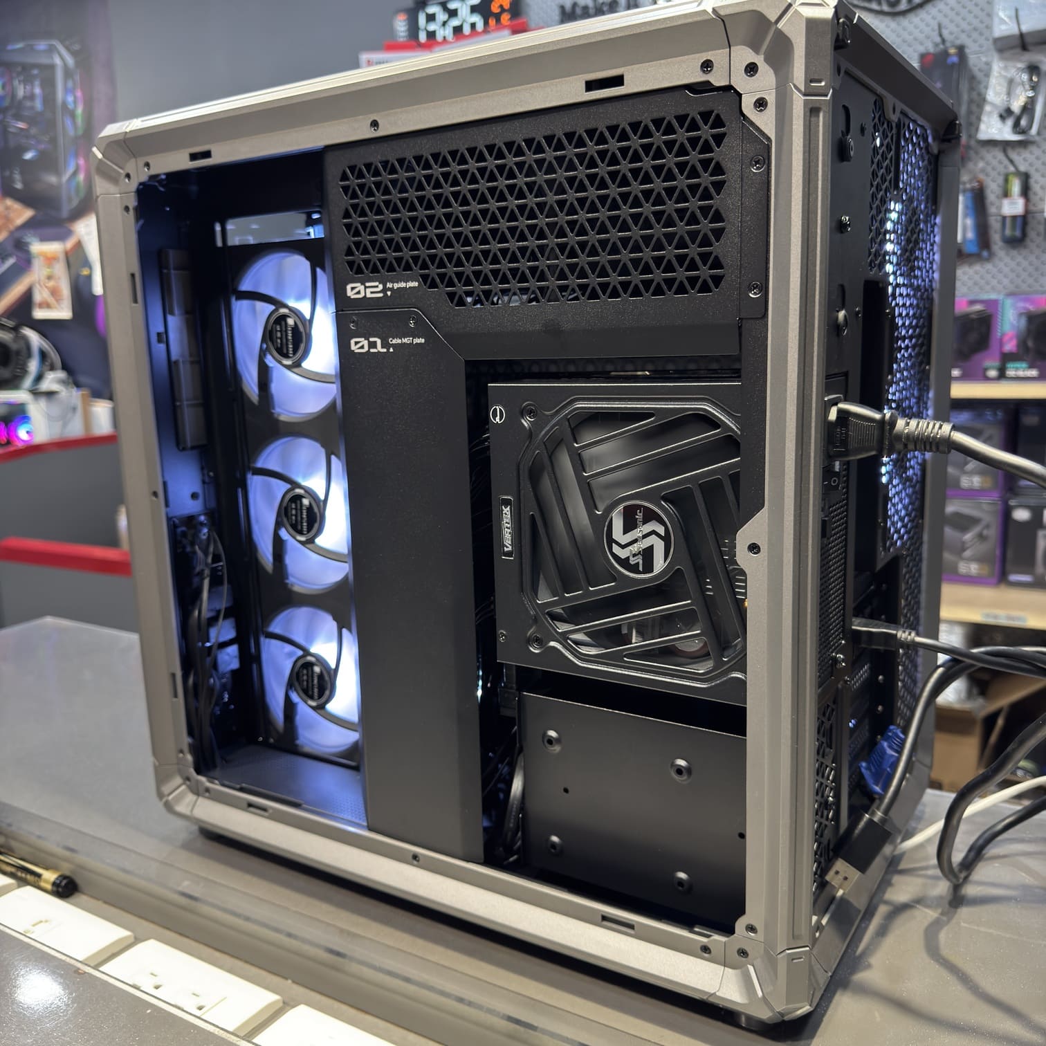 機殼背部雙艙結構 電源與硬碟安裝位置