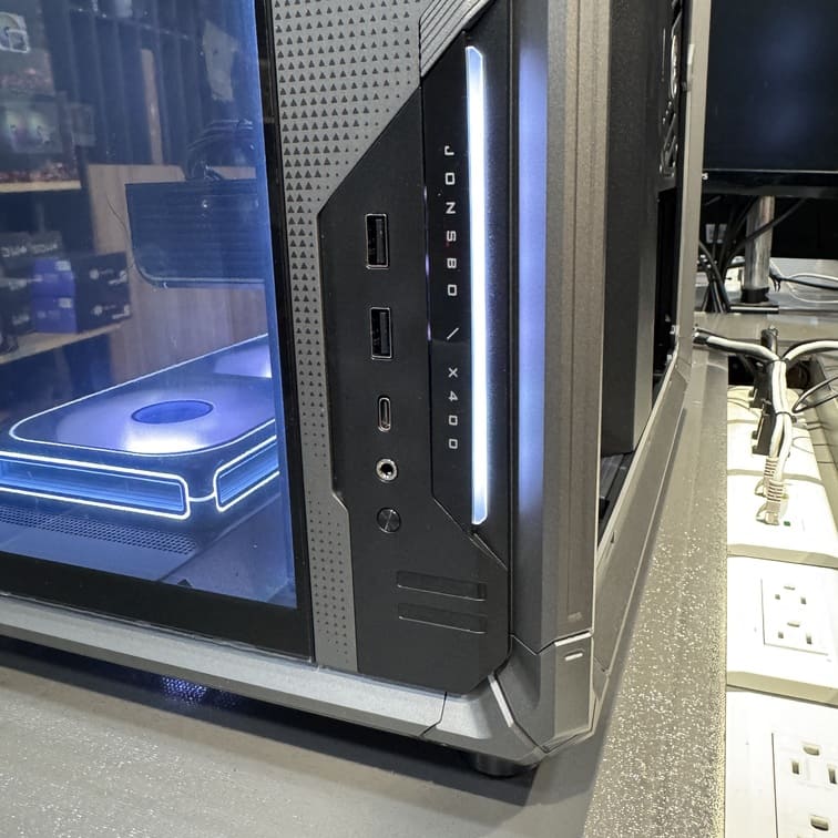 機殼前置 I/O 面板 USB Type-C 與電源鍵特寫