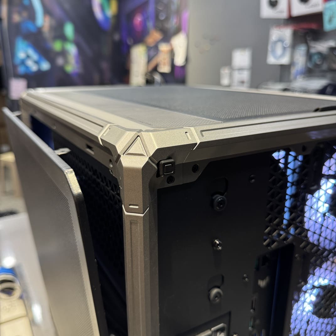 JONSBO X400 頂部散熱網孔與金屬護角細節