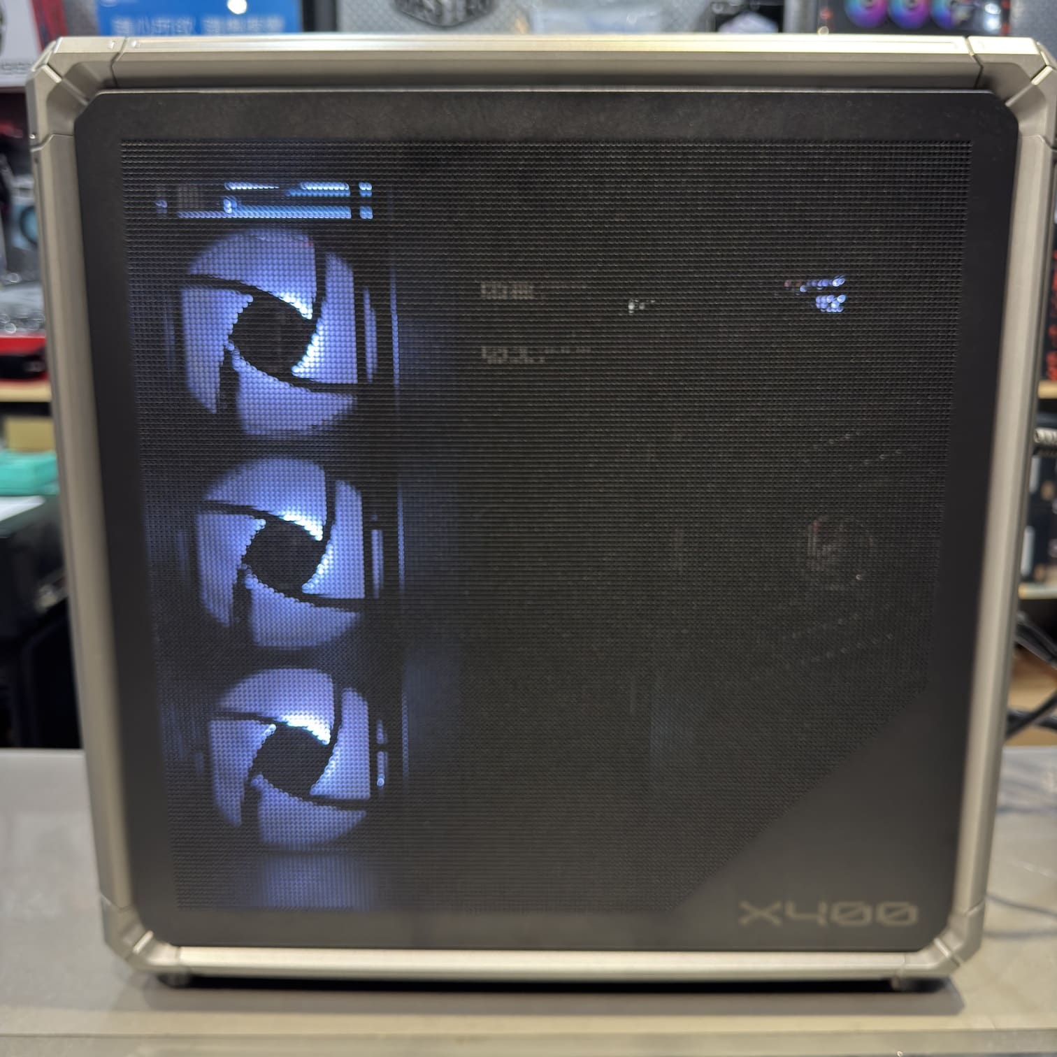 機殼正面網孔透視 內部 RGB 風扇運作狀況