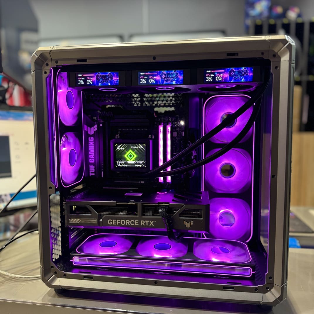 電腦內部全景，展示 RTX 5060 Ti 與 TF3-360 水冷螢幕