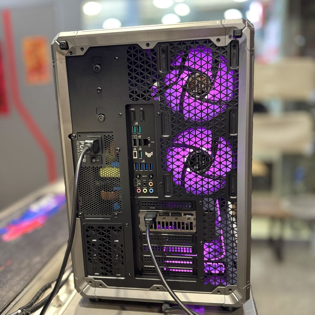 Jonsbo X400 機殼背部 I/O 介面與散熱網孔特寫