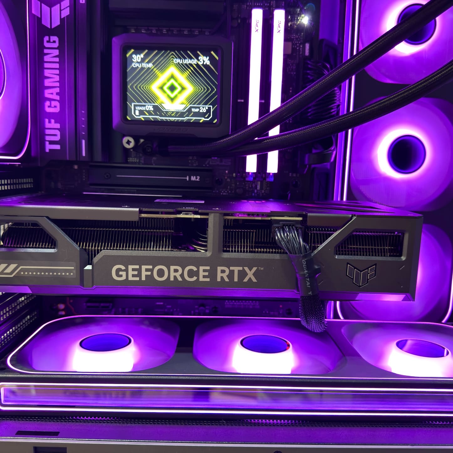 ASUS TUF 顯卡與底部進氣風扇特寫