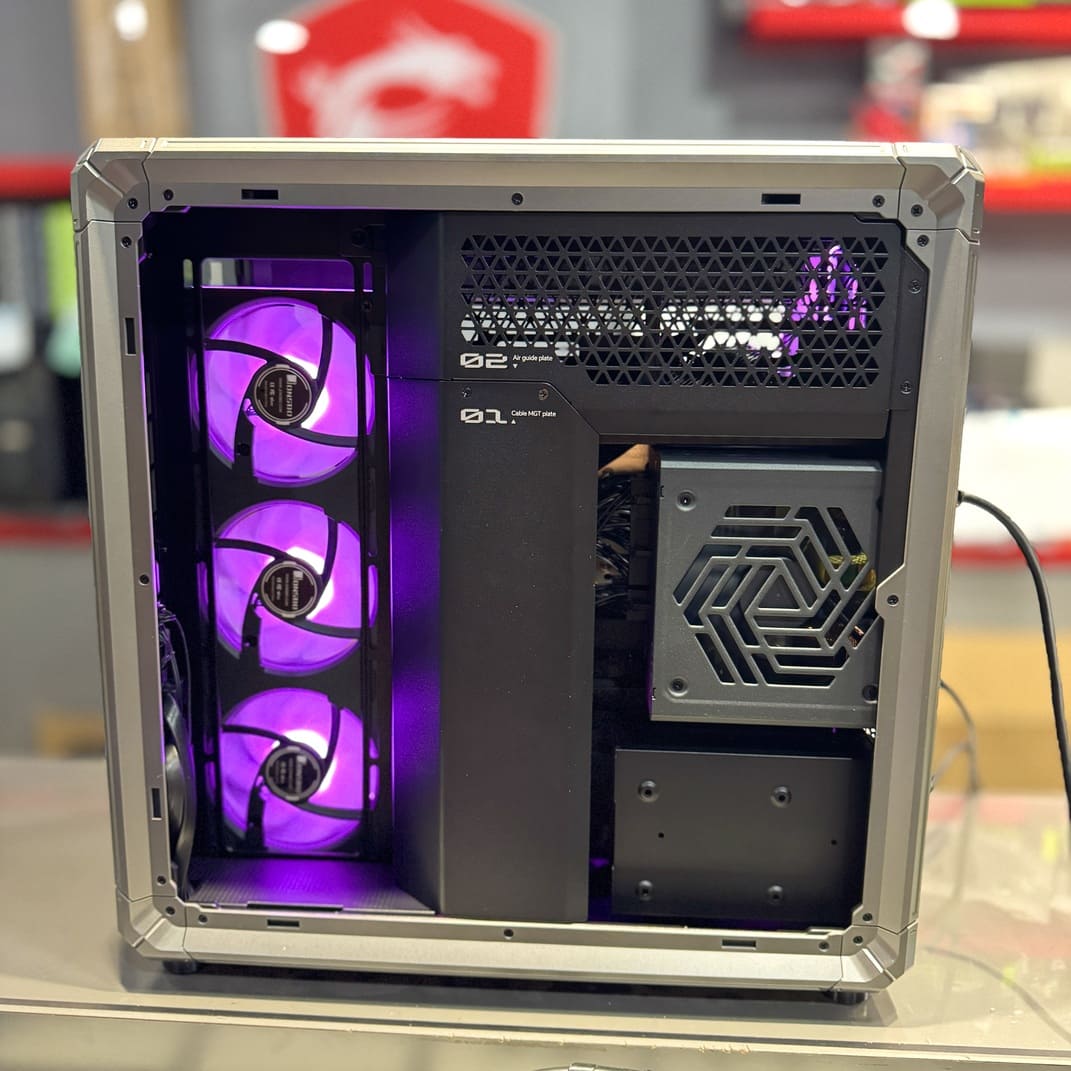 機殼背部理線層，展示全漢電源與整齊走線