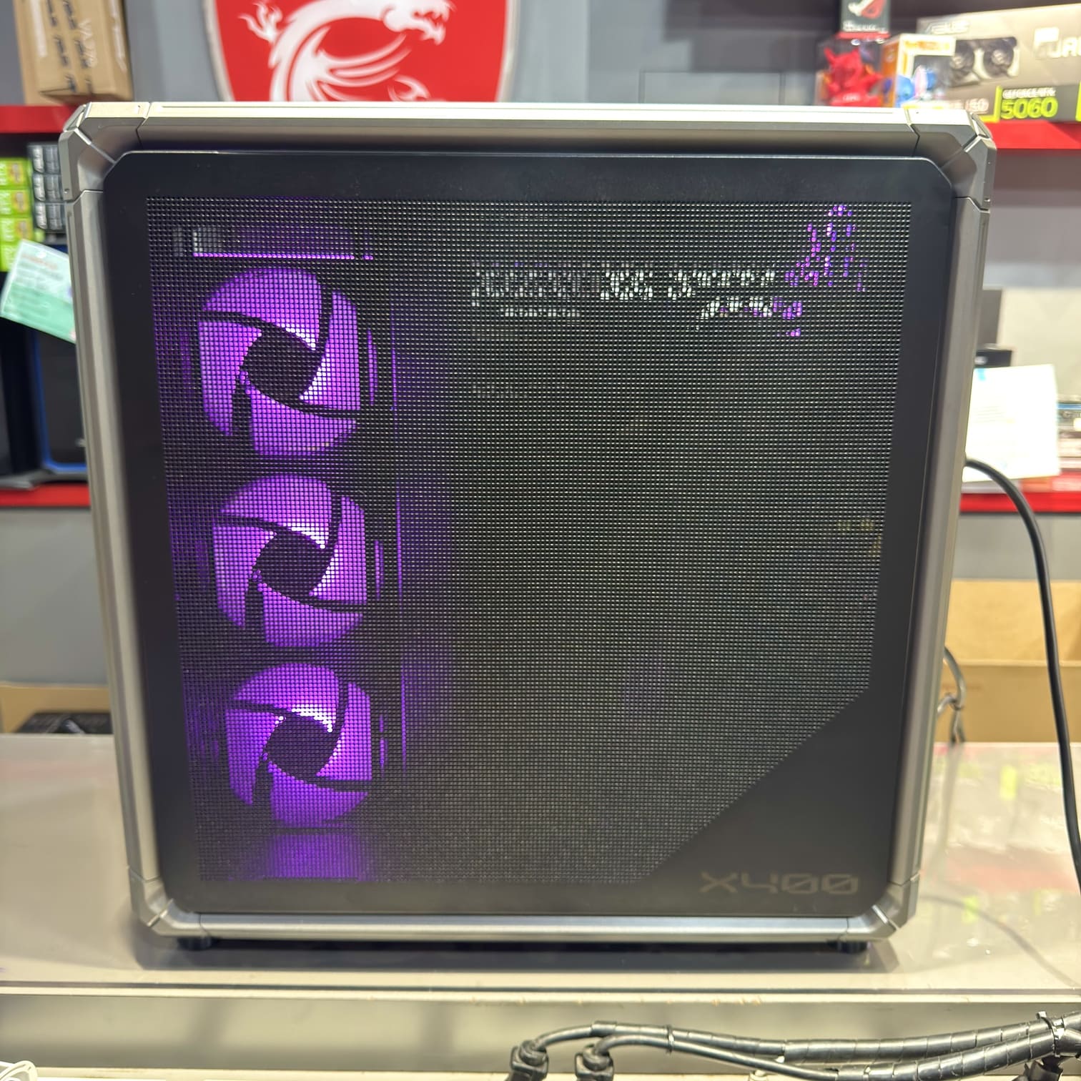 Jonsbo X400 機殼正面金屬網孔與進氣風扇