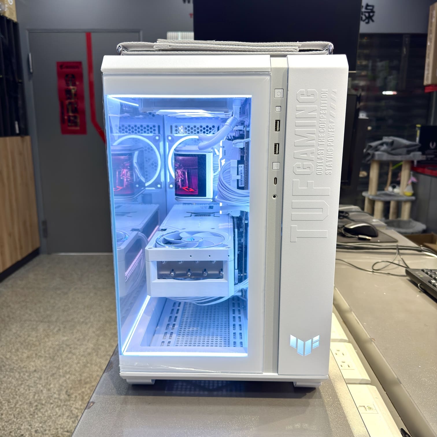 TUF GT502 前面板細節 TUF GAMING Logo 燈效