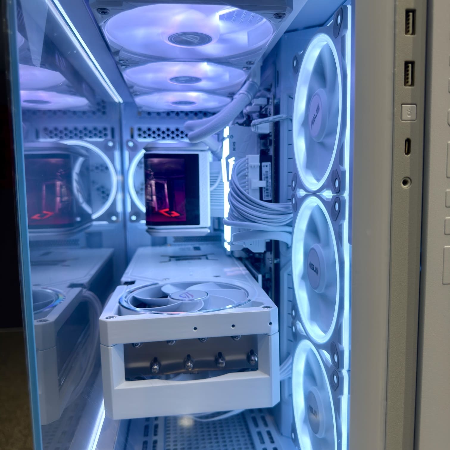 ASUS TUF GT502 Horizon 正面特寫 無A柱機殼設計 白色風道優化