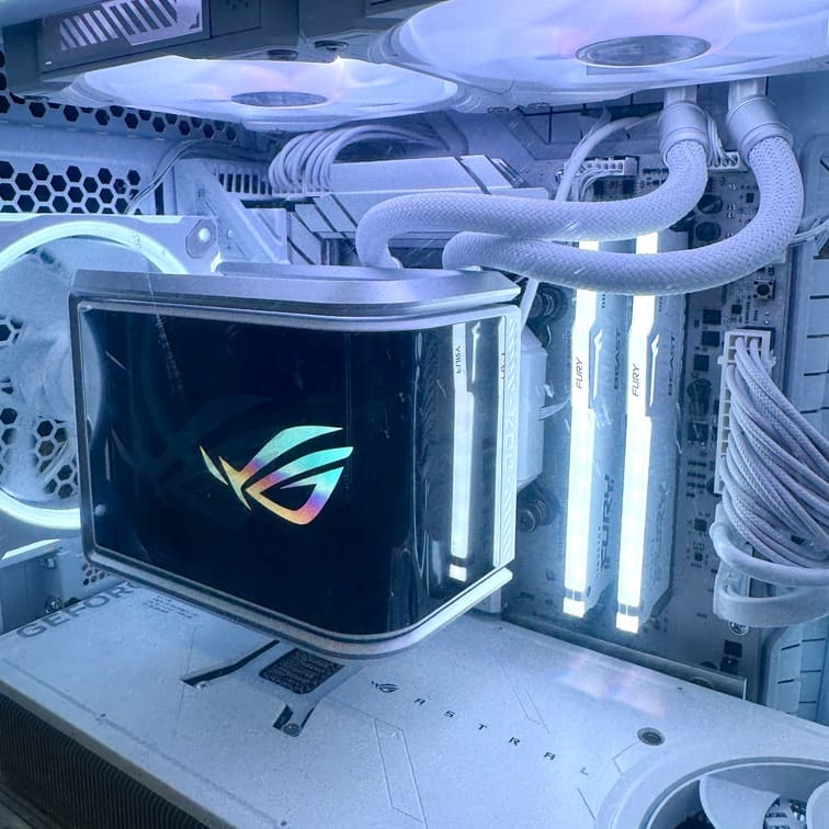 ROG RYUO IV 龍王四代水冷頭特寫 曲面螢幕 AMD R7 9800X3D 散熱