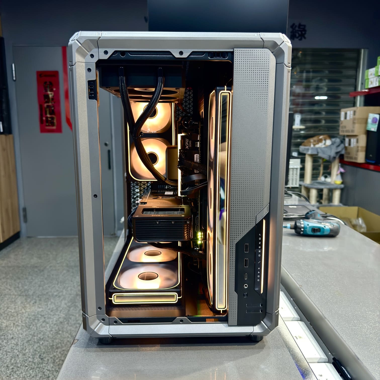 Jonsbo X400 機殼側面全景 喬思伯機甲風格 電腦組裝成品照