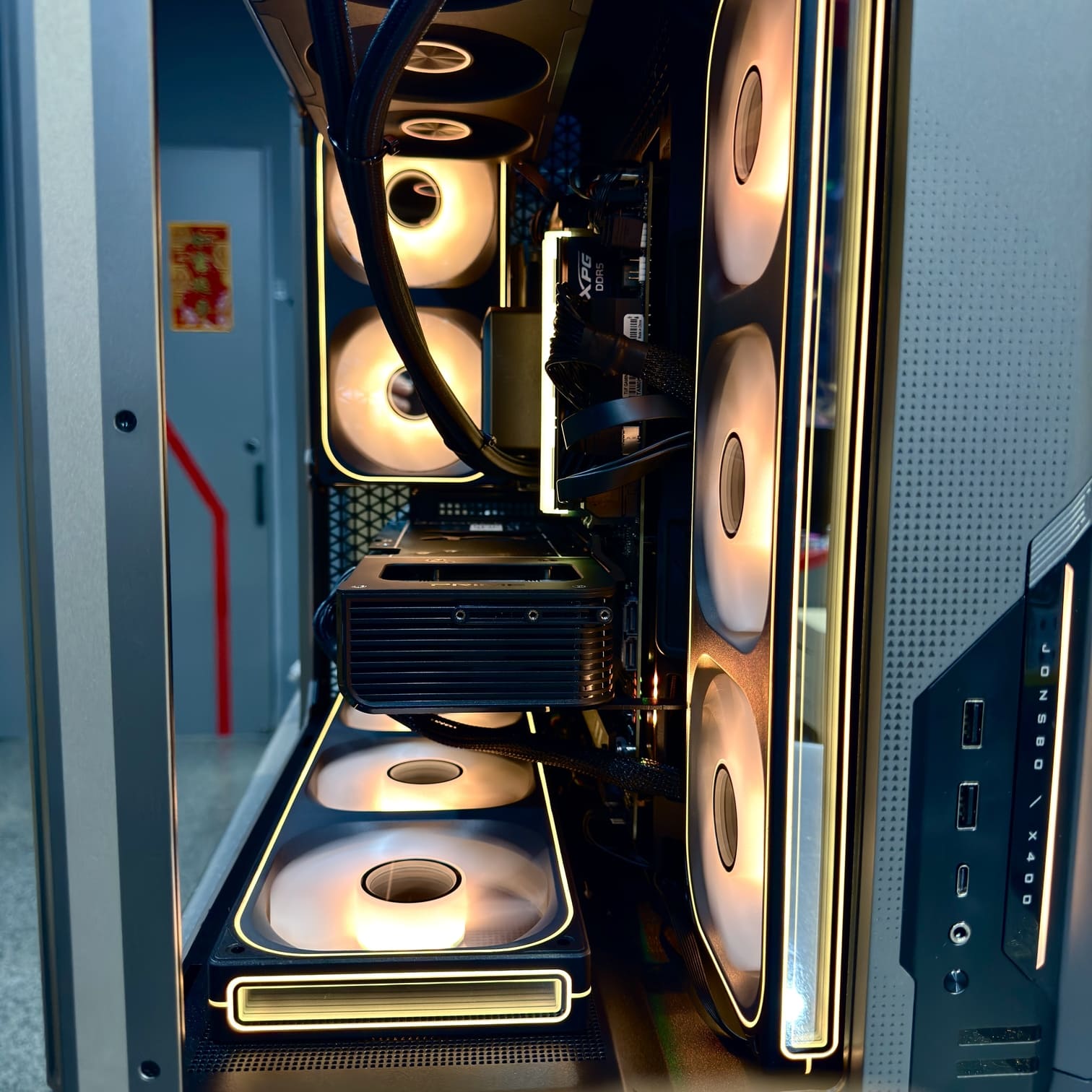 華碩 PRIME RTX 5070 顯卡安裝特寫 內部走線與風扇配置