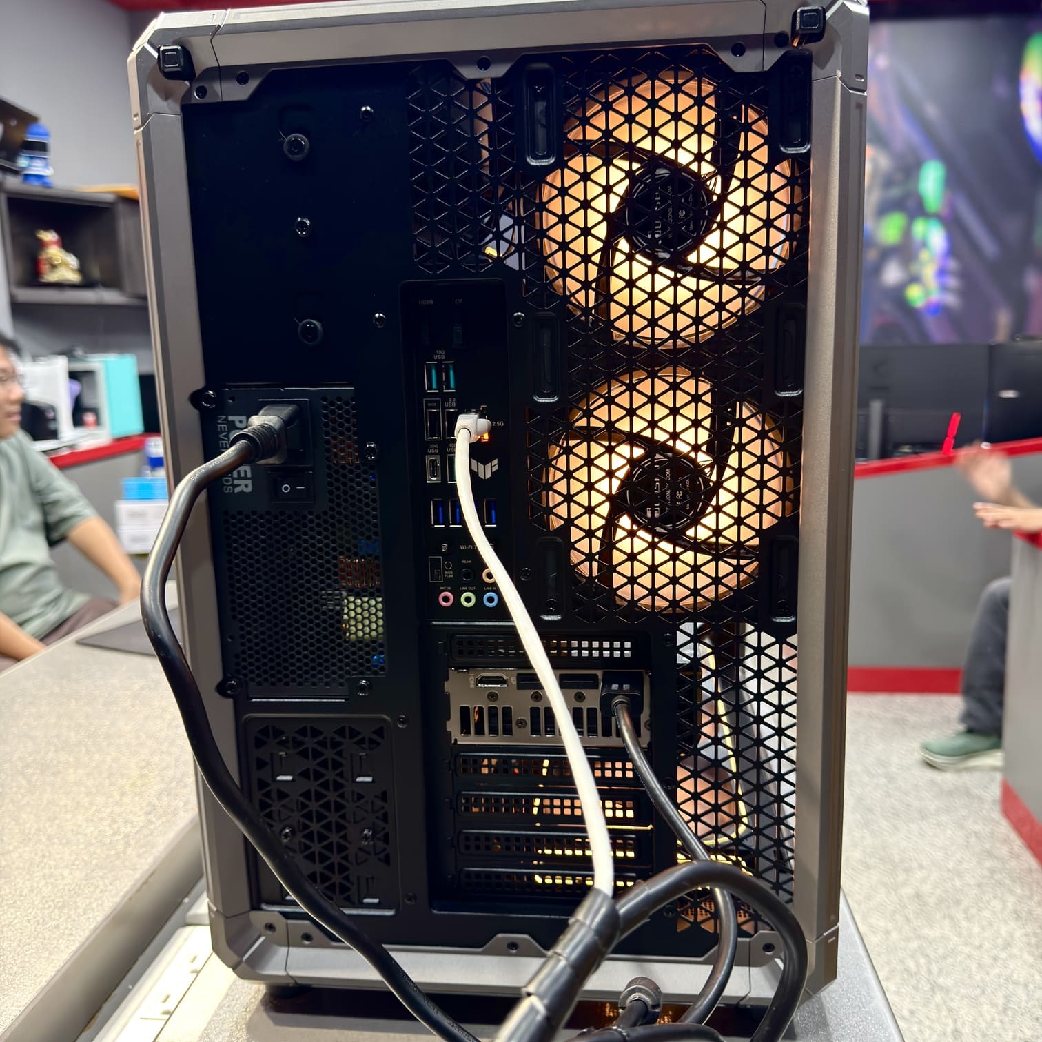 電腦主機背面 IO配置與後方散熱網孔 華碩TUF主機板連接埠