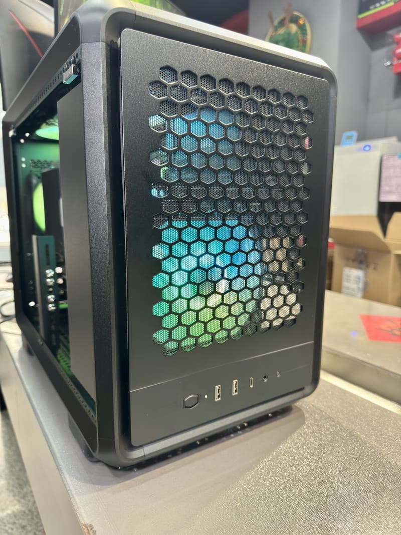 酷碼 MasterFrame 400 Mesh 機殼正面六角網孔設計與前置 IO