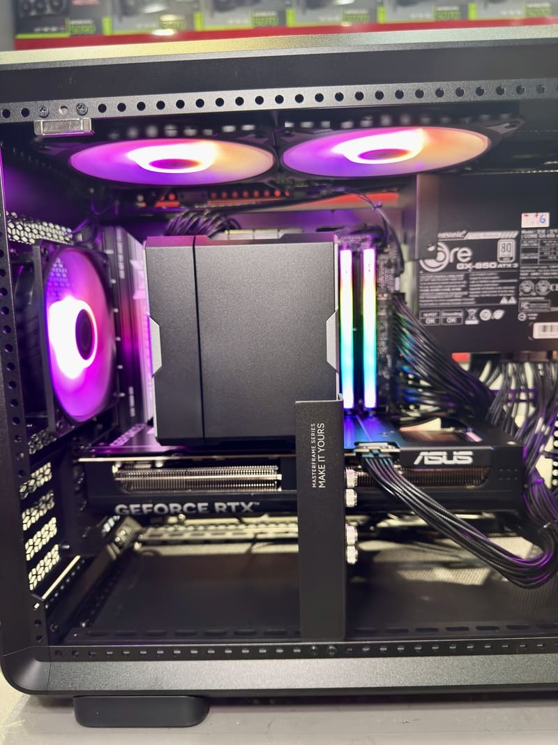 電腦內部配置 Hyper 612 APEX 散熱器與 RTX 5070 Ti