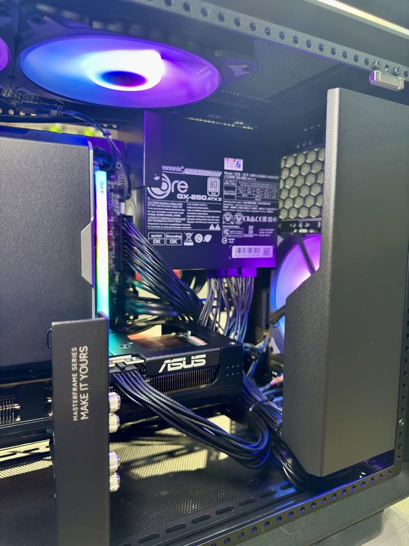 特寫海韻850W ATX3.1電源供應器與顯示卡供電線的彎折角度，重視用電安全。