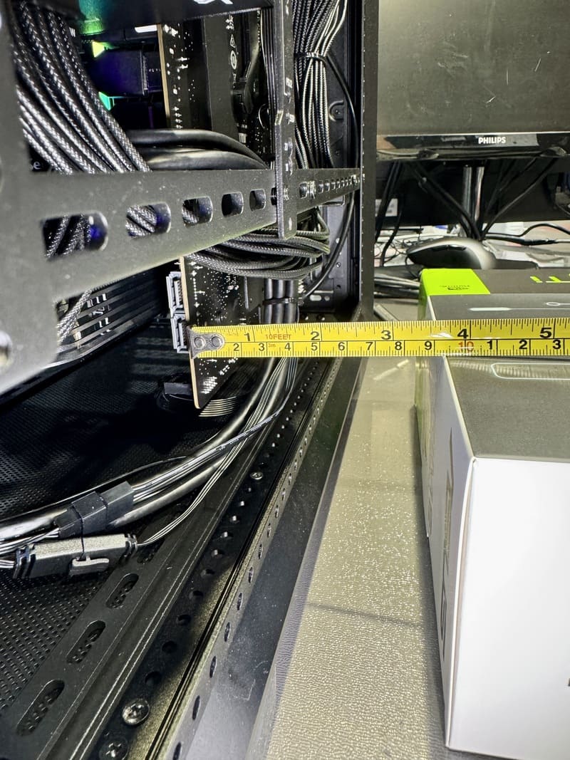 機殼背板深度測量 展現理線空間寬裕度