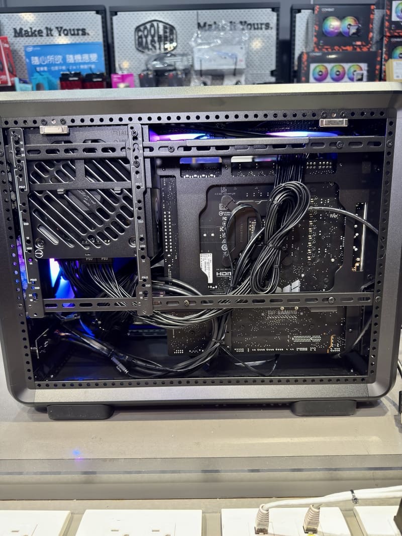 機殼背部理線全景 走線工整與電源線收納