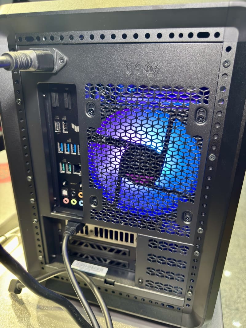 電腦機殼後方 IO 面板與排氣風扇結構