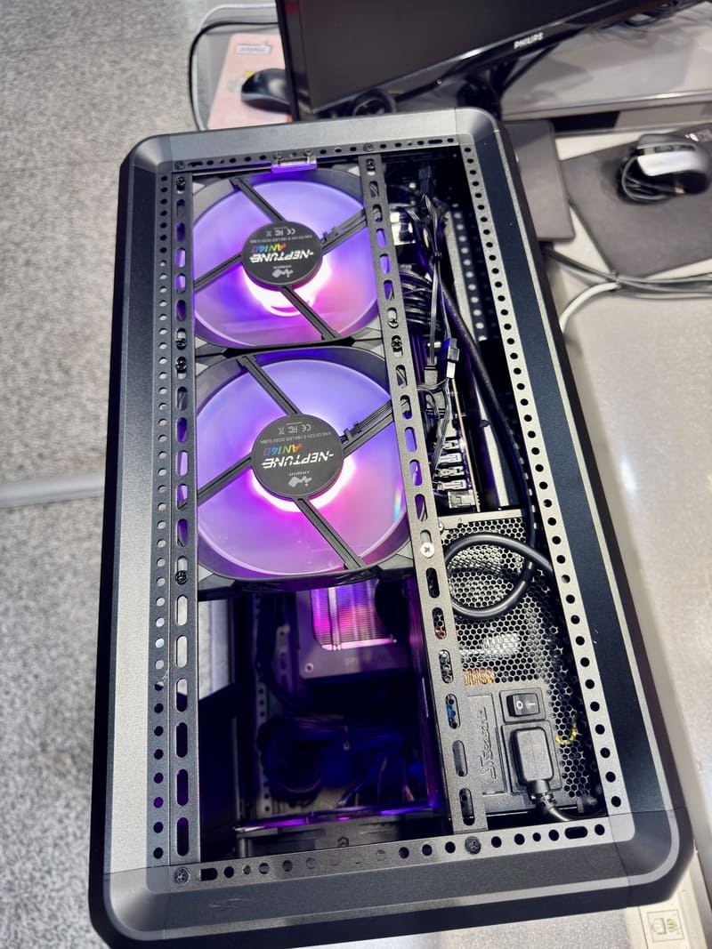 機殼頂部面板拆除 展現前置電源與 AN140P 風扇