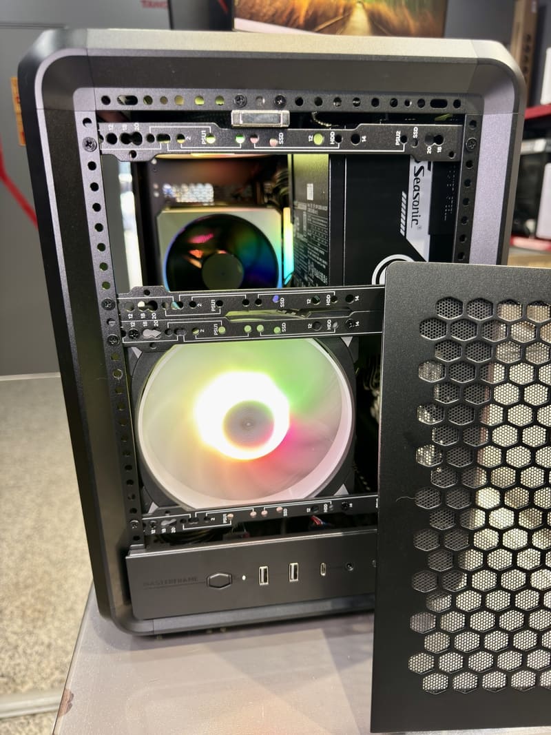 機殼前面板拆除 露出前置進氣風扇與防塵結構