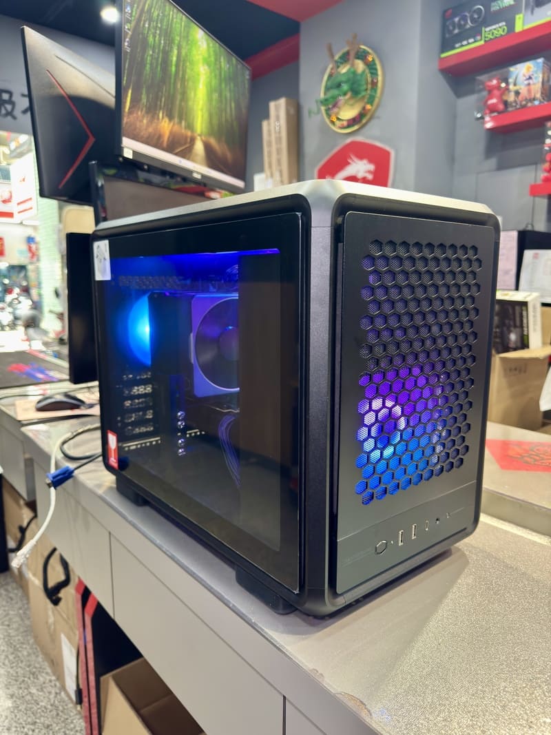 酷碼 MasterFrame 400 Mesh 機殼側前面視角，展示大面積網孔進氣設計。