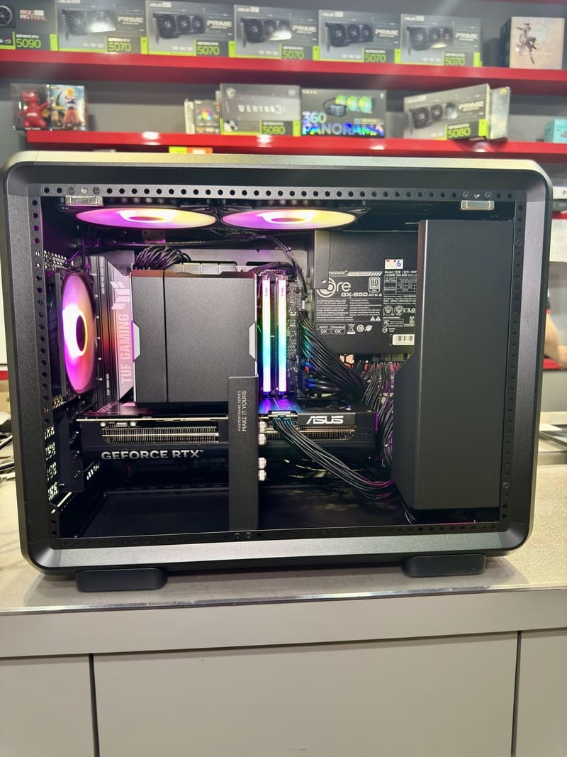 機殼側面無反光直視 電源遮罩與內部整齊劃一