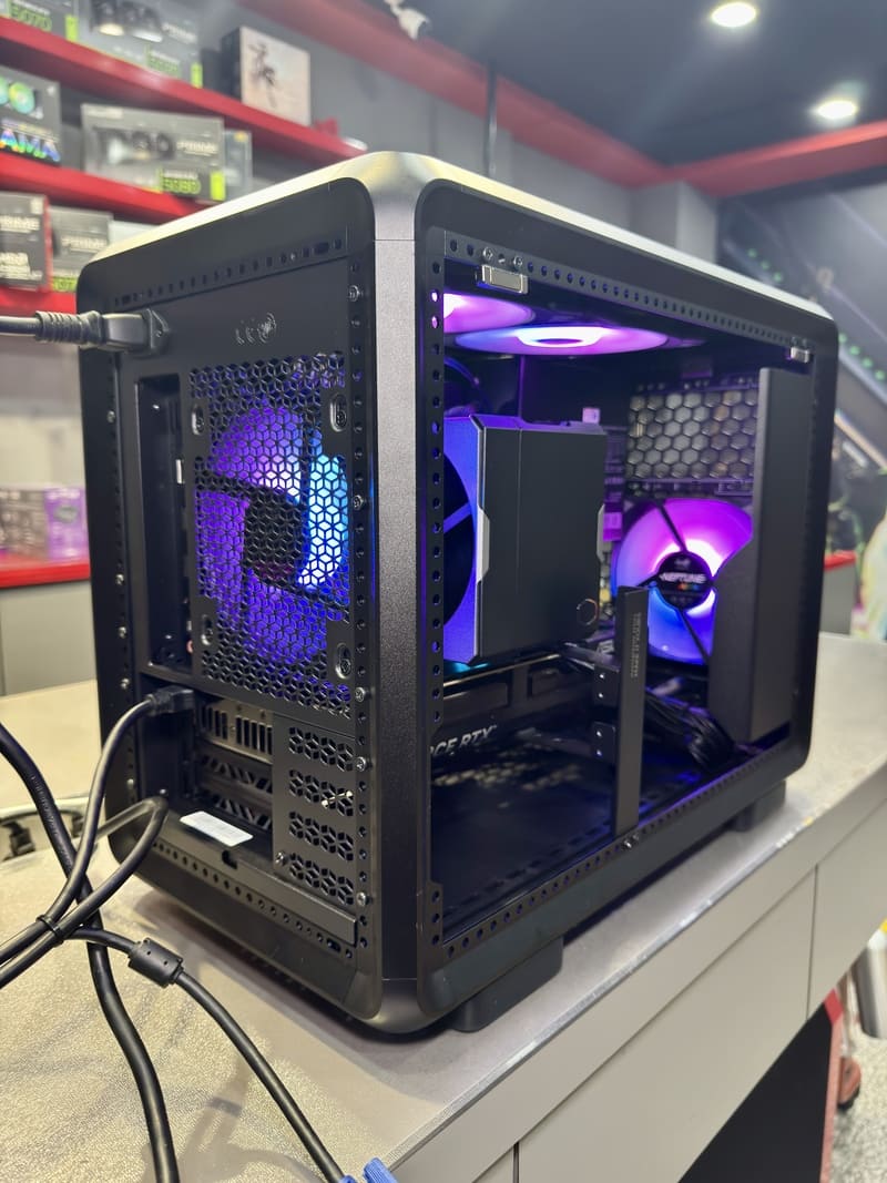 電腦機殼後方視角，展示後排風扇與顯示卡支撐架，確保系統長期運作穩定。