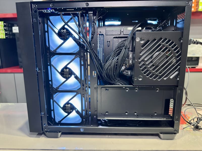 魔鬼藏在細節裡，背板理線如藝術品