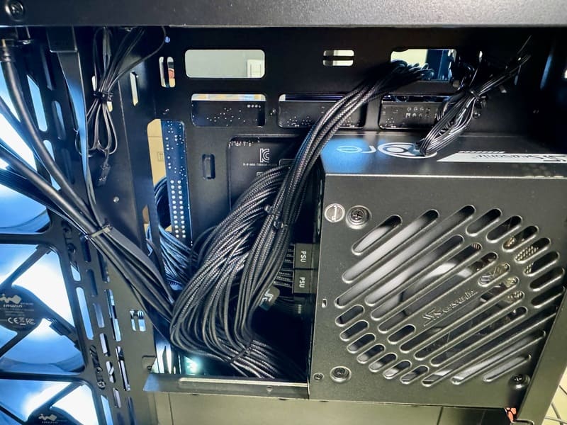 InWin迎廣W31 後側板電源安裝位置 寬闊藏線空間 海韻電源