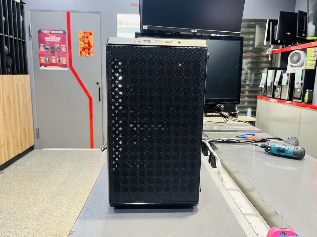 酷碼 Q300L V2 機殼正面特寫 磁吸濾網設計