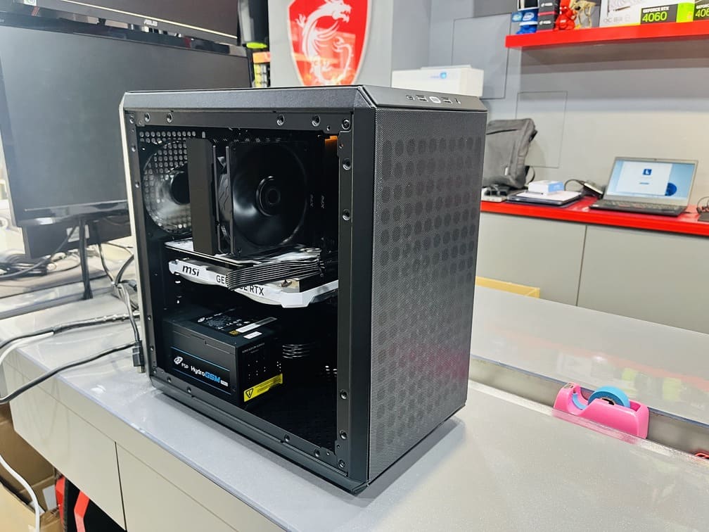 機殼側面視角 展示白色顯卡與黑色機身的對比