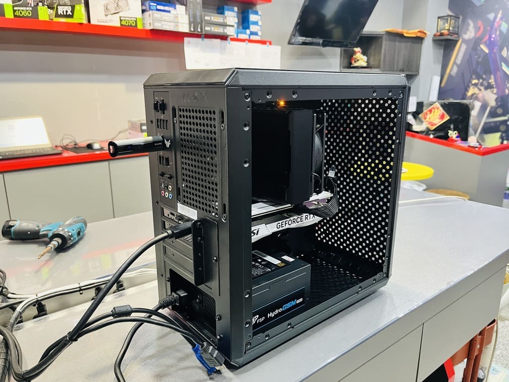 機殼背部整線與全漢電源供應器