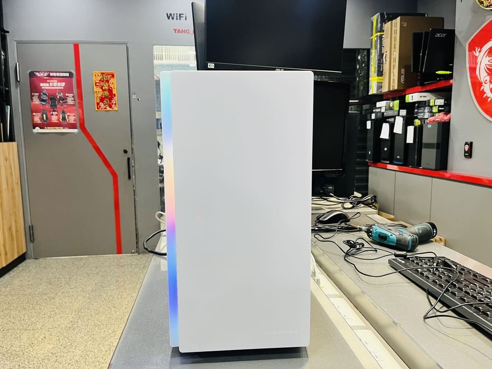 Cougar Purity RGB 機殼正面特寫 白色簡約設計