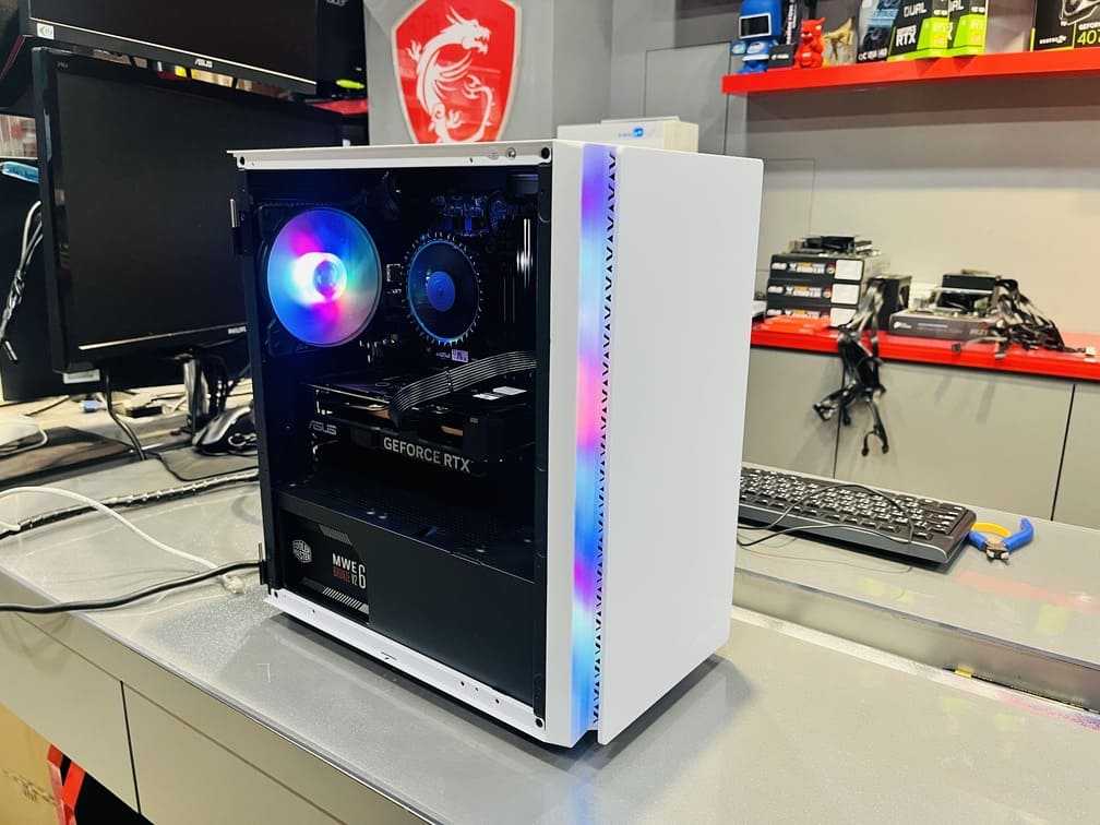 機殼側面視角 展示RGB燈條與玻璃側板