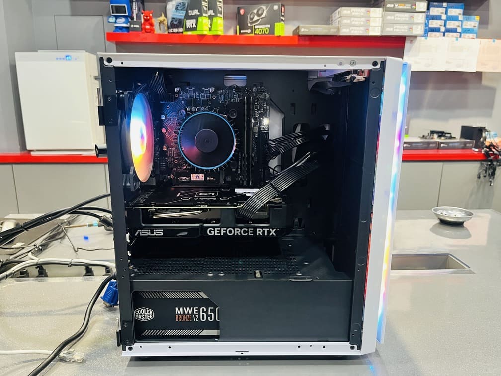 電腦內部配置全覽 RTX 4060與Intel原廠扇