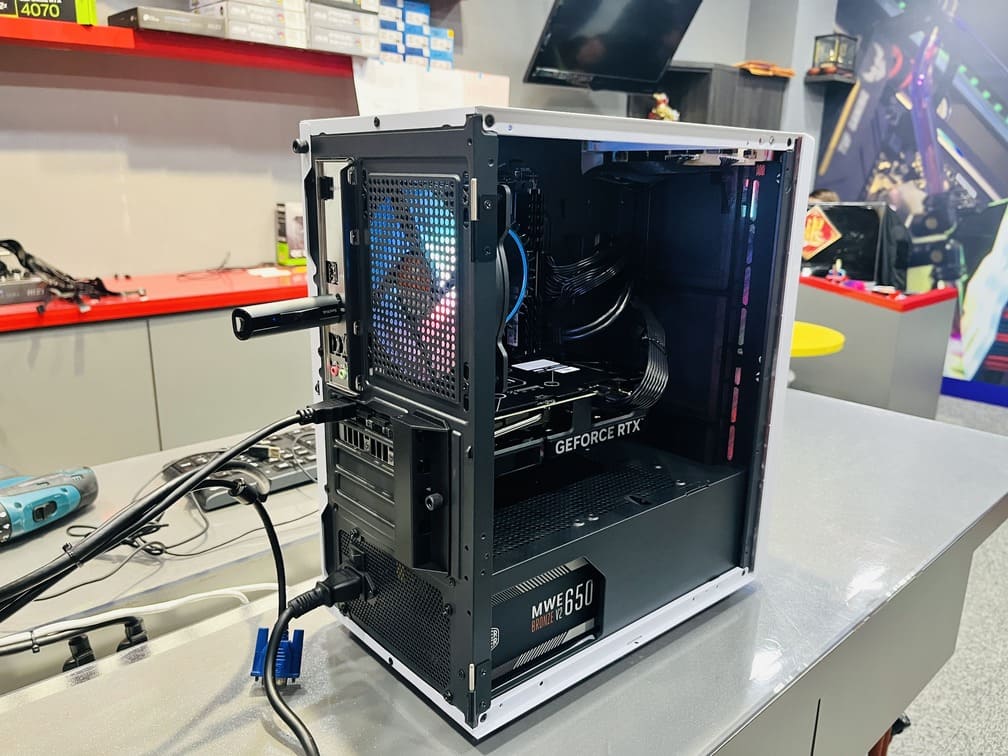 機殼背部I/O介面與後方視角