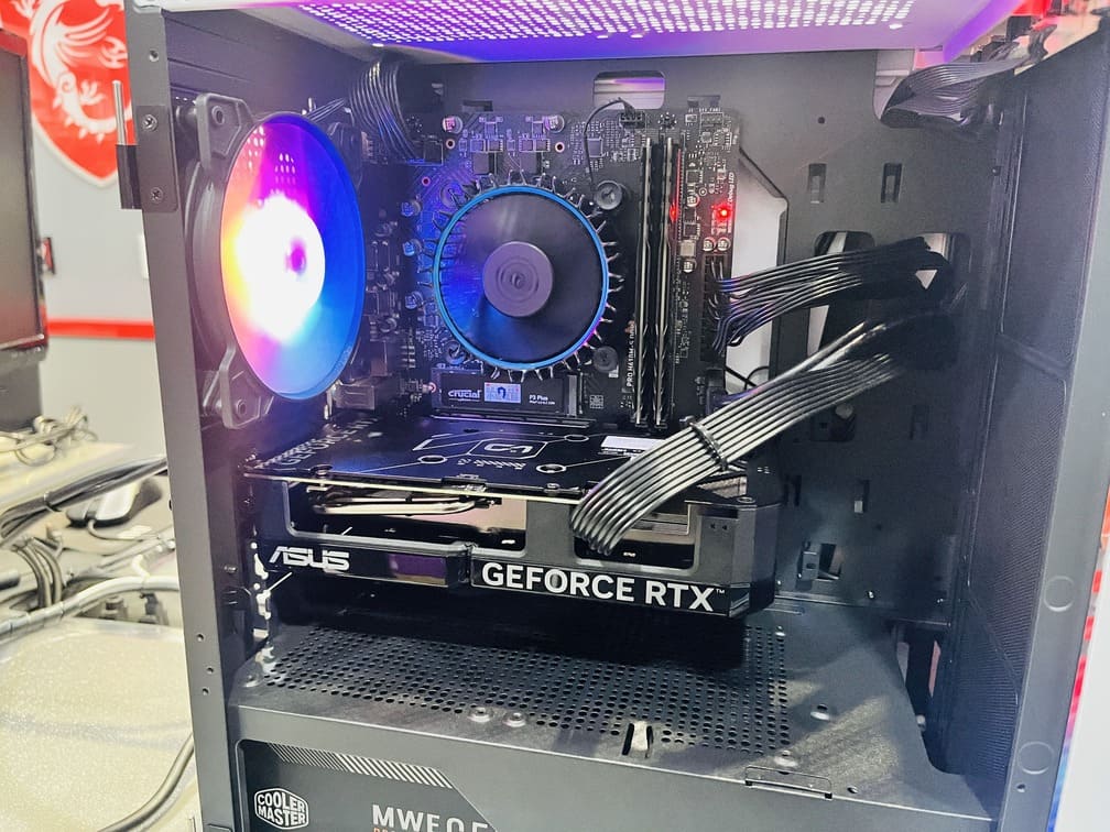 電腦內部近照 CPU散熱器與記憶體插槽