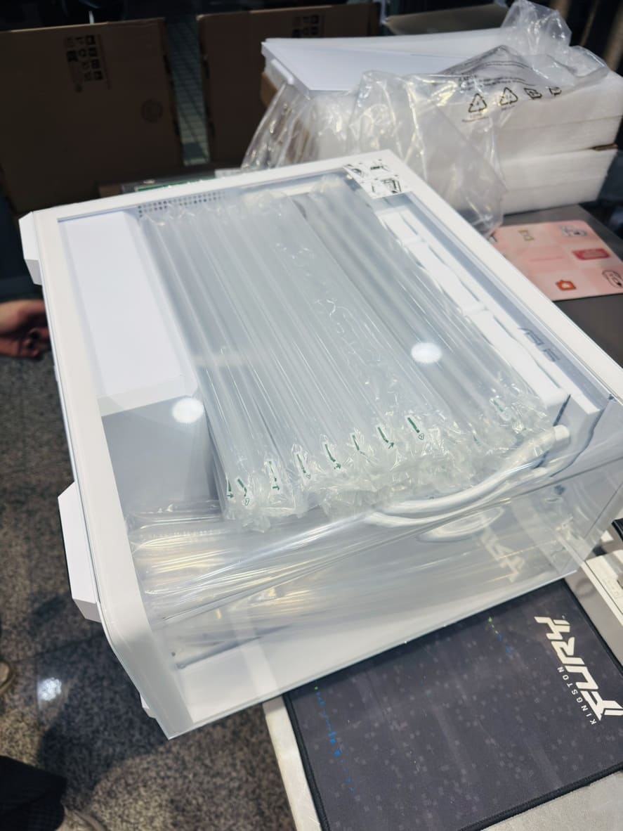 電腦內部填充氣泡袋示意圖