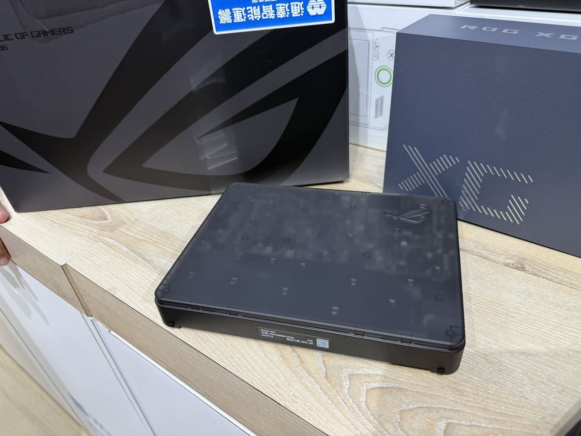 ROG XG Mobile 2025 半透明外殼與電路板細節
