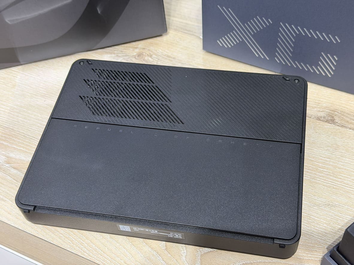 ROG XG Mobile 2025 背面散熱進氣口設計