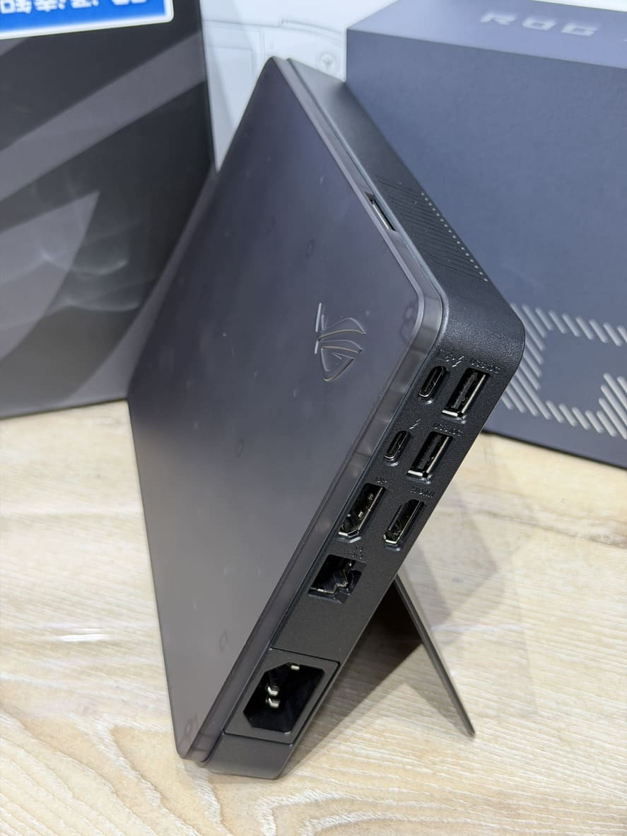 ROG XG Mobile 2025 側面豐富的 I/O 接口