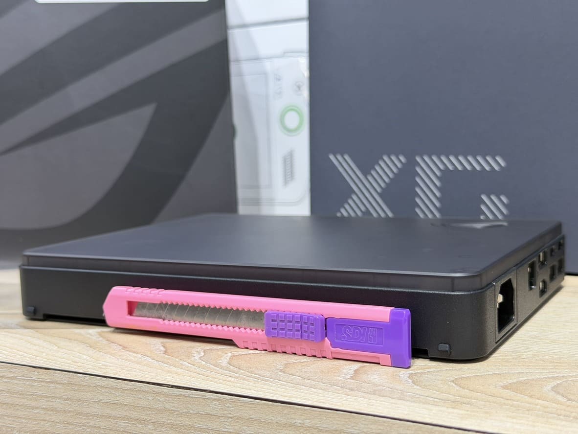 ROG XG Mobile 2025 厚度與美工刀對比