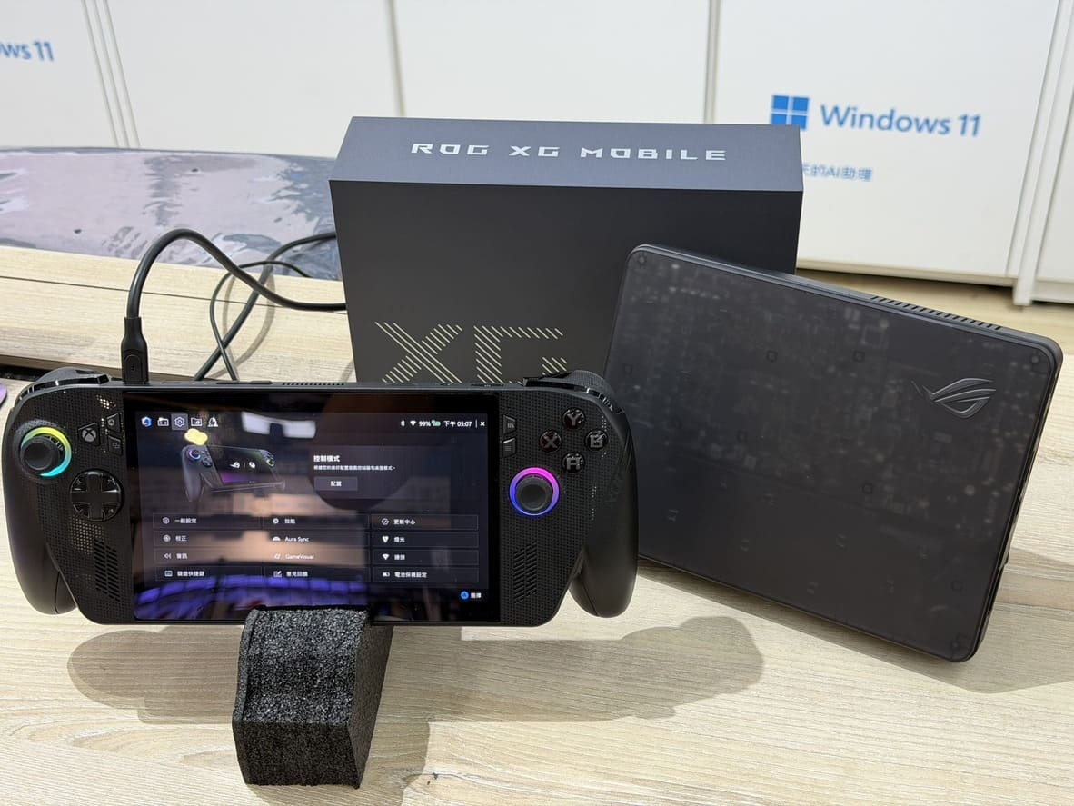 ROG XG Mobile 2025 連接 ROG Ally 掌機正面實拍圖