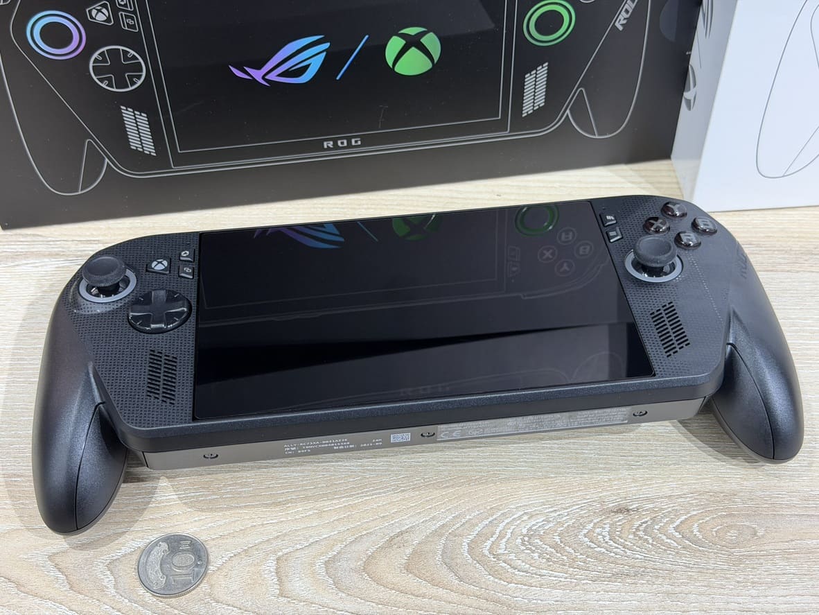 ROG Xbox Ally 2025 正面按鍵佈局與 Armoury Crate 介面