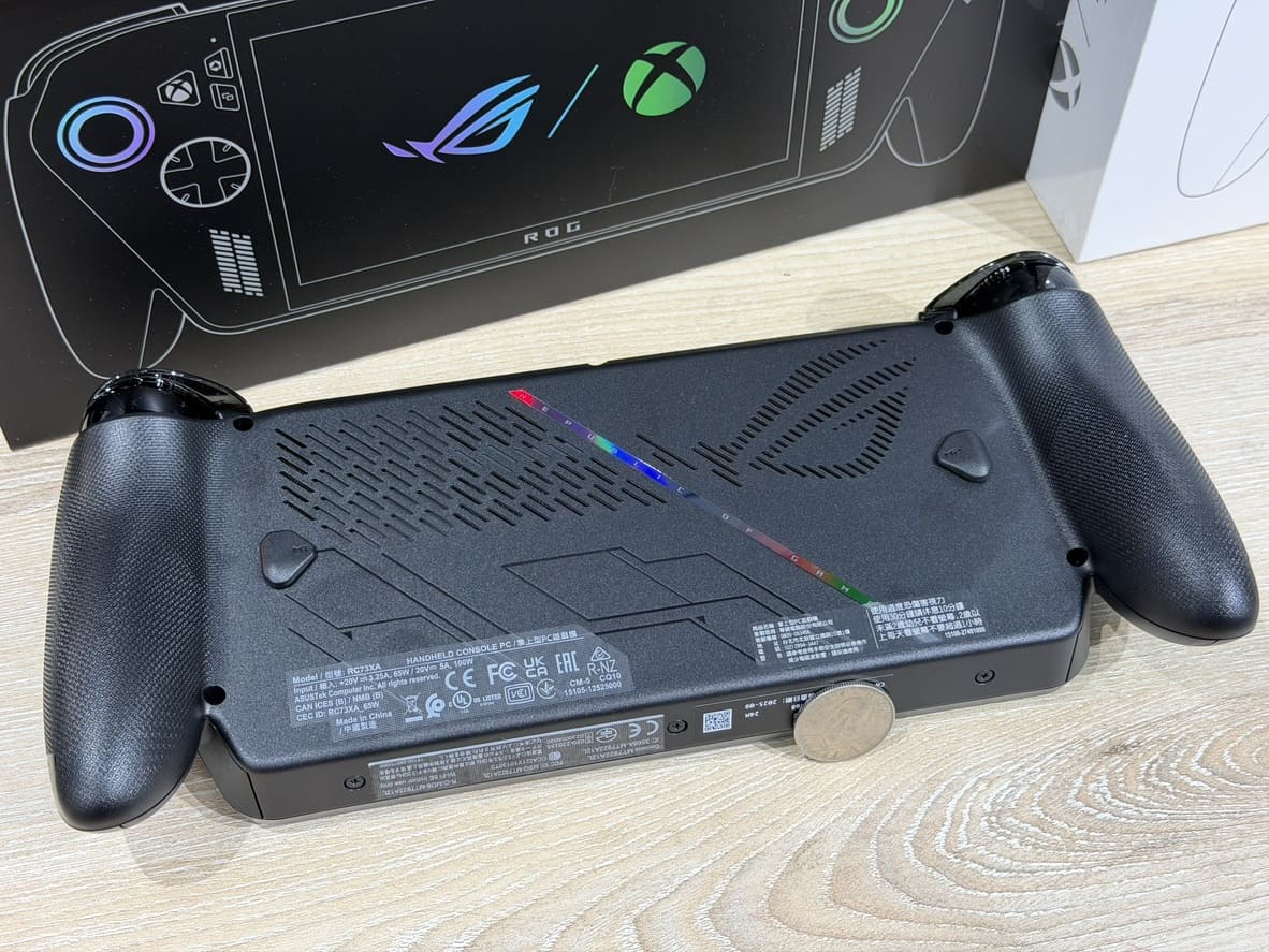 ROG Xbox Ally 2025 背面散熱孔與自定義按鍵 M1 M2