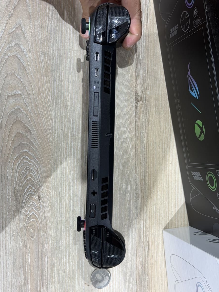 ROG Xbox Ally 2025 頂部 I/O 接口與厚度展示