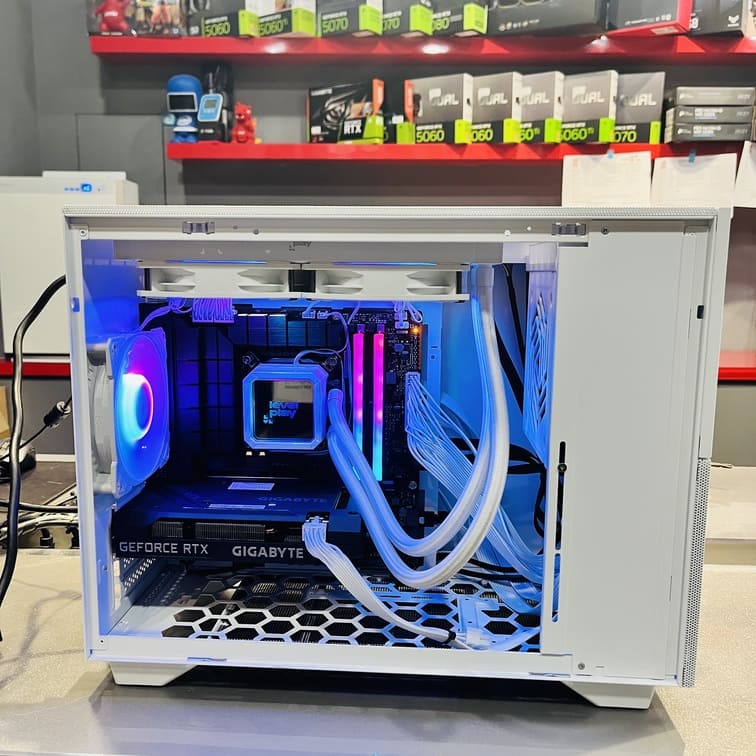 電腦內部配置全覽 白色水冷與顯卡
